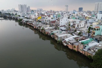 Hàng nghìn căn nhà nằm hai bên bờ kênh Đôi, quận 8 đang được thực hiện di dời, chỉnh trang. (Ảnh: THẾ ANH)