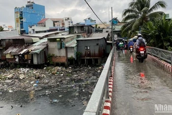 Hiện trạng ô nhiễm môi trường tại khu vực rạch Xuyên Tâm, quận Bình Thạnh. (ảnh: QUÝ HIỀN)