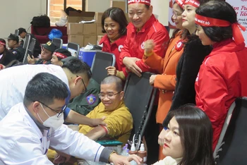 Đông đảo thanh niên các đơn vị trên địa bàn thành phố Lạng Sơn tham gia hiến máu tình nguyện.