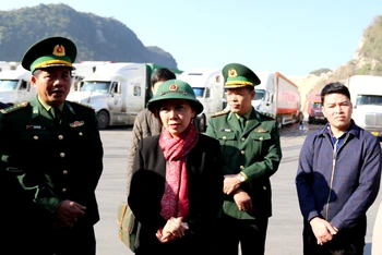 Lãnh đạo tỉnh Lạng Sơn cùng đại diện lãnh đạo các ngành chức năng ở cửa khẩu kiểm tra thực tế hoạt động xuất, nhập khẩu hàng hóa tại cửa khẩu phụ Tân Thanh. (Ảnh: Văn Lãng).
