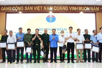 Lãnh đạo các cấp tỉnh Lai Châu tặng quà cho người có công, thân nhân, gia đình liệt sĩ và thương bệnh binh.