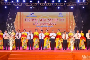 Các đại biểu cắt băng khai mạc Festival nông sản Hà Nội lần 2 năm 2023.