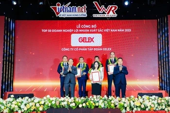 Bà Nguyễn Hồng Nhung - Giám đốc Truyền thông Tập đoàn GELEX nhận Cúp và chứng nhận Top 50 Doanh nghiệp lợi nhuận tốt nhất Việt Nam – năm 2023.