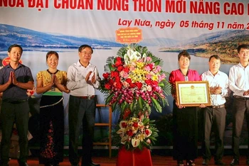 Ngày 5/11, cán bộ, nhân dân xã Lay Nưa đã tổ chức đón Bằng Công nhận xã đạt chuẩn nông thôn mới nâng cao. 