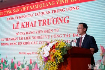 Phó Bí thư Thường trực Đảng ủy Khối Lại Xuân Lâm phát biểu tại lễ khai trương.