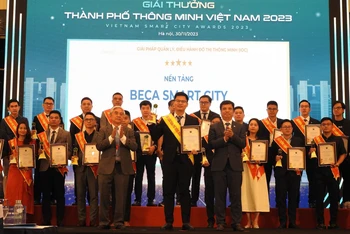 Ông Ngô Nhật Nhi, Trưởng Phòng R&D VNTT nhận Cúp và Chứng nhận của Ban tổ chức tại lễ trao giải.