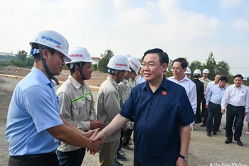 Chủ tịch Quốc hội Vương Đình Huệ với cán bộ, kỹ sư, công nhân tại Dự án thành phần 3 Dự án đầu tư xây dựng đường bộ cao tốc Biên Hòa-Vũng Tàu. (Ảnh: DUY LINH)