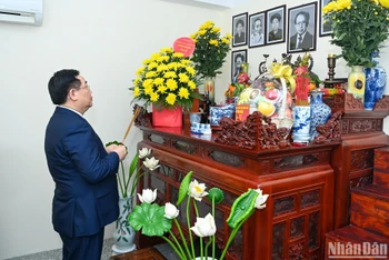Chủ tịch Quốc hội Vương Đình Huệ thắp hương tưởng nhớ cố Chủ tịch Quốc hội Lê Quang Đạo. (Ảnh: DUY LINH)