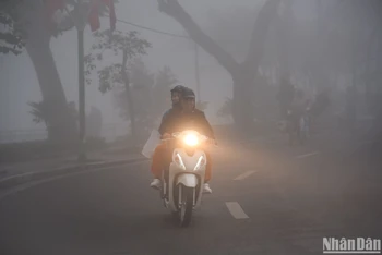 [Ảnh] Hà Nội mịt mù sương ngày 23 tháng Chạp