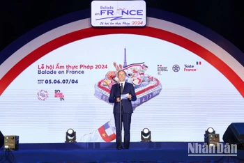 Đại sứ Đặc mệnh toàn quyền Cộng hòa Pháp tại Việt Nam Olivier Brochet phát biểu khai mạc lễ hội.