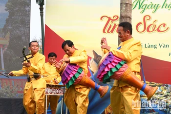 Các nghệ nhân biểu diễn nhạc cụ truyền thống của người Khmer.