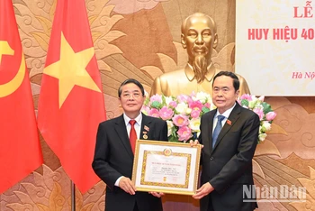 Chủ tịch Quốc hội Trần Thanh Mẫn trao tặng Huy hiệu 40 năm tuổi Đảng cho Phó Chủ tịch Quốc hội Nguyễn Đức Hải.