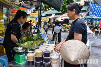 [Ảnh] Người dân Hà Nội tất bật mua sắm trong ngày Tết Đoan Ngọ 2024