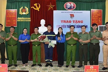 Trao tặng Huy hiệu Tuổi trẻ dũng cảm cho Binh nhì Quan Ngọc Hoàng 
