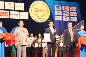 Đại diện Công ty Phương Trang nhận danh hiệu “Top 10 nhãn hiệu hàng đầu và dịch vụ vàng Việt Nam năm 2022”.