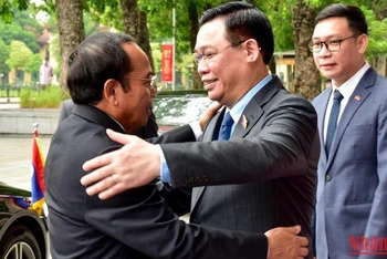 Chủ tịch Quốc hội Vương Đình Huệ tiếp Thường trực Ban Bí thư Lào Bounthong Chitmany