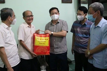 Đồng chí Nguyễn Khắc Thận, Chủ tịch Ủy ban nhân dân tỉnh Thái Bình (đứng giữa) tặng quà gia đình chính sách nhân dịp 27/7.