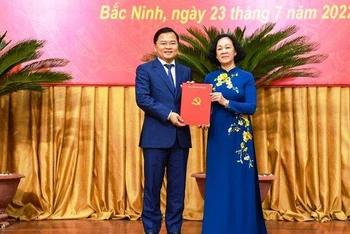 Ủy viên Bộ Chính trị, Bí thư Trung ương Đảng, Trưởng Ban Tổ chức Trung ương Trương Thị Mai trao Quyết định cho tân Bí thư Tỉnh ủy Bắc Ninh Nguyễn Anh Tuấn.