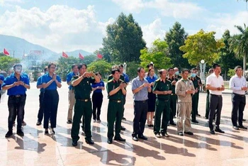 Tập thể Ban lãnh đạo, Hội CCB, Đoàn thanh niên PVFCCo dâng hương tại Đài tưởng niệm liệt sĩ thị xã Phú Mỹ, tỉnh Bà Rịa-Vũng Tàu.