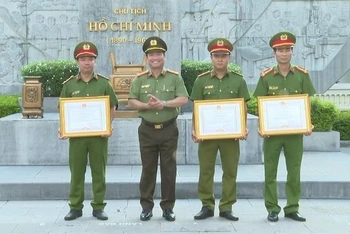Cán bộ, chiến sĩ Công an Ninh Bình có thành tích xuất sắc trong đấu tranh phòng, chống tội phạm nhận bằng khen.