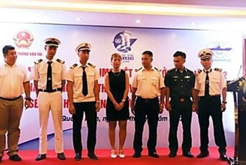 Trung úy Nguyễn Văn Hòa (thứ hai từ phải sang) nhận thư khen từ tổ chức IMO.