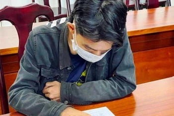Nguyễn Quốc Huy thừa nhận hành vi sai trái của mình trước cơ quan công an. (Ảnh: Công an cung cấp)