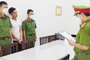 Công an huyện Núi Thành đọc lệnh bắt giữ đối tượng Trần Công Lý.