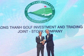 Ông Nguyễn Hữu Thanh - Phó Tổng Giám đốc Công ty cổ phần Đầu tư và Kinh doanh Golf Long Thành nhận cúp “Nơi làm việc tốt nhất châu Á” năm 2022.