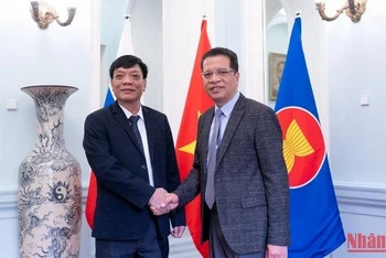 Đại sứ Đặng Minh Khôi (phải) và Thượng tướng Ngô Minh Tiến. (Ảnh: Thanh Thể) 