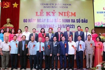 Tổng Biên tập Báo Nhân Dân Lê Quốc Minh chụp ảnh lưu niệm với các đại biểu.