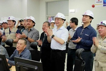 Lãnh đạo Tập đoàn, Ban quản lý dự án chứng kiến Tổ máy số 2 Nhà máy Nhiệt điện Thái Bình 2 thành công đốt lửa lần đầu.