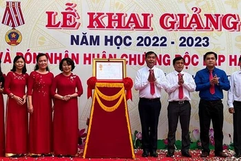 Trường Trung học cơ sở thành phố Bến Tre đón nhận Huân chương Độc lập hạng Ba. 
