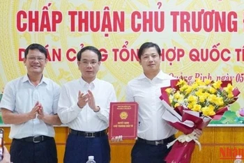 Lãnh đạo tỉnh Quảng Bình trao quyết định chấp thuận chủ trương đầu tư Cảng tổng hợp quốc tế Hòn La.