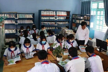Học sinh Trường Tiểu học và Trung học cơ sở Nguyễn Bỉnh Khiêm (huyện Thuận Nam) tìm hiểu tài liệu giáo dục địa phương.