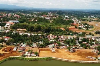 Tại khu vực vùng lõi Dự án Quảng trường Trung tâm thành phố Gia Nghĩa, tỉnh Đắk Nông vẫn còn nhiều hộ dân chưa chấp thuận bàn giao mặt bằng, khiến dự án bị chậm tiến độ.