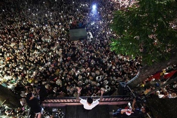 Buổi biểu diễn của ca sĩ Tuấn Hưng đã thu hút hàng nghìn người, gây rủi ro về trật tự, an toàn.