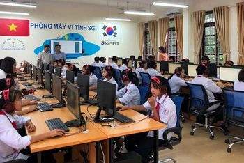 Các em học sinh Trường THCS Xuân Sơn hào hứng với phòng tin học mới được tặng.