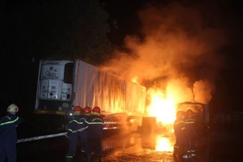 Vụ cháy đã thiêu rụi 3 chiếc xe container đang đậu.