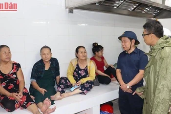 Chủ tịch Ủy ban nhân dân tỉnh Đặng Văn Minh động viên bà con vào trú tránh bão tại ký túc xá Khu liên hợp sản xuất gang thép Hòa Phát Dung Quất.