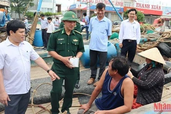 Phó Chủ tịch Ủy ban nhân dân tỉnh Quảng Ngãi Trần Phước Hiền kiểm tra việc neo đậu tàu thuyền tại cảng cá Sa Huỳnh, thị xã Đức Phổ.