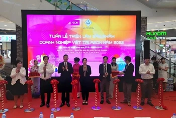 Nghi thức cắt băng khai mạc “Tuần lễ Triển lãm sản phẩm doanh nghiệp Việt tại AEON”.