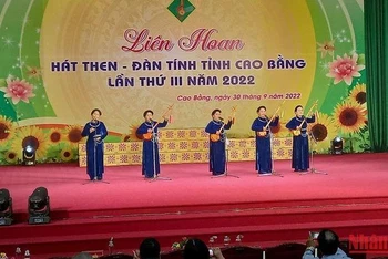 Tiết mục dự thi Liên hoan hát Then-đàn Tính của đoàn Thạch An, tỉnh Cao Bằng.