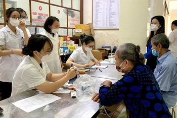 Cấp phát thuốc chữa bệnh miễn phí cho người dân tại huyện Hoa Lư (Ninh Bình), ngày 2/10.