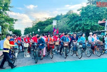 Các đại biểu tham gia đoàn diễu hành xe đạp đều mang trang phục truyền thống dân tộc. (Ảnh: Nguyễn Hải Tiến)