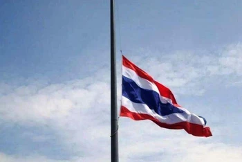 Thủ tướng Thái Lan Prayut Chan-o-cha yêu cầu các cơ quan Chính phủ và doanh nghiệp nhà nước treo cờ rủ để tưởng nhớ các nạn nhân trong vụ thảm sát ở tỉnh Nong Bua Lamphu. (Nguồn: Thaiger)