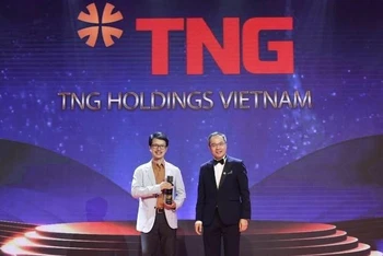 Ông Trần Tuấn Việt - Giám đốc khối Truyền thông và Marketing, đại diện Tập đoàn TNG Holdings Vietnam nhận giải thưởng “Doanh nghiệp xuất sắc châu Á”.