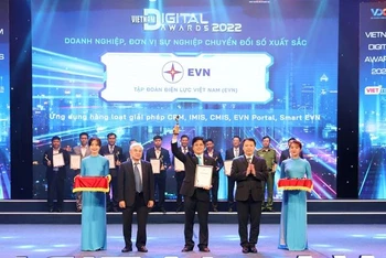 Phó Tổng Giám đốc Tập đoàn Điện lực Việt Nam (EVN) Võ Quang Lâm đại diện cho Tập đoàn lên nhận Giải thưởng Doanh nghiệp chuyển đổi số xuất sắc năm 2022.