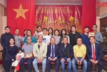 Đại sứ Việt Nam tại Pháp Đinh Toàn Thắng chụp ảnh lưu niệm cùng đại diện kiều bào và sinh viên Việt Nam tại thành phố Marseille. (Ảnh: MINH DUY)
