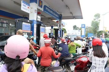 Cây xăng trên đường Hà Huy Giáp, thành phố Biên Hòa, tỉnh Đồng Nai, bán với số lượng hạn chế cho khách hàng.
