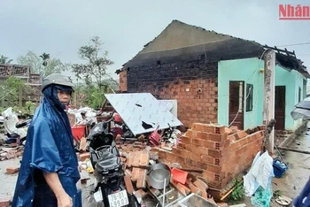 Lốc xoáy làm 17 nhà dân xã Tịnh Hiệp, huyện Sơn Tịnh (Quảng Ngãi) bị tốc mái, hư hỏng.